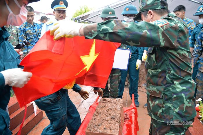 Tiểu quách được phủ Quốc kỳ, chuẩn bị bàn giao. Ảnh: Tuấn Anh