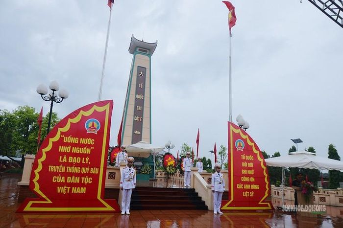 Quang cảnh Nghĩa trang liệt sĩ xã Đan Phượng trong ngày thực hiện nhiệm vụ. Ảnh: Tuấn Anh