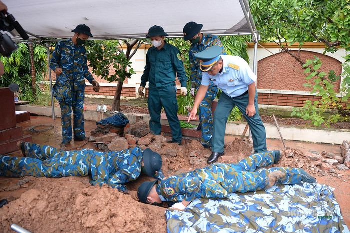 Cán bộ trực tiếp kiểm tra, chỉ đạo tại hiện trường. Ảnh: Tuấn Anh