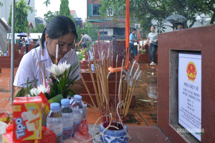 Thắp hương tại phần mộ liệt sĩ chưa xác định thông tin. Ảnh: Tuấn Anh