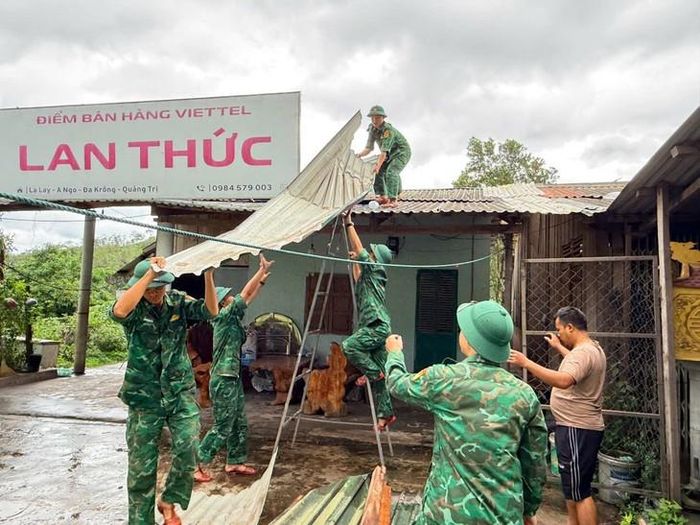 Bộ đội biên phòng hỗ trợ người dân sửa chữa lại các công trình bị hư hại. Ảnh: BĐBPQT