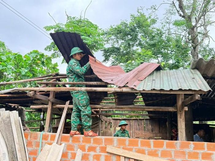 Nhiều nhà dân ở vùng biên giới xã La Lay hư hại sau trận mưa lớn kèm dông lốc. Ảnh: BĐBPQT