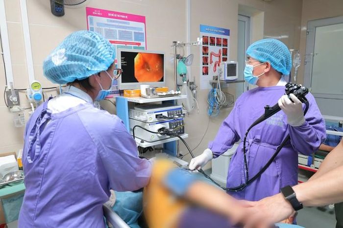 Các bác sĩ phẫu thuật nội soi gắp dị vật cho người bệnh nuốt viên thuốc còn nguyên phần vỏ. Ảnh:T.Xuân
