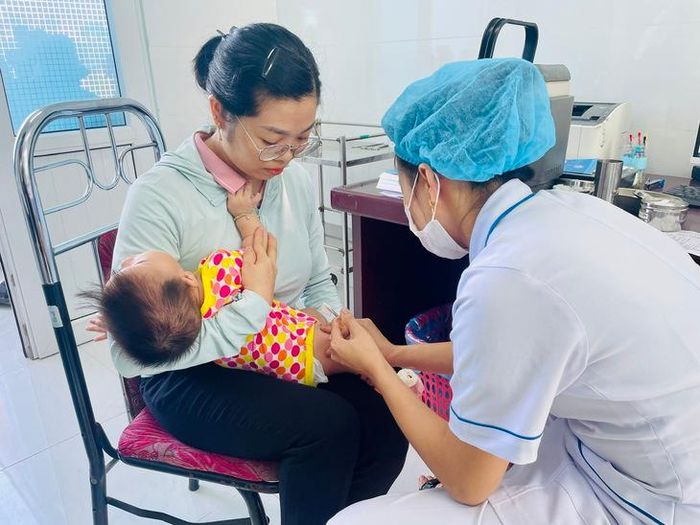 Tiêm vắc xin cho trẻ tại trạm y tế ở Tuyên Quang. Ảnh: Thái Bình