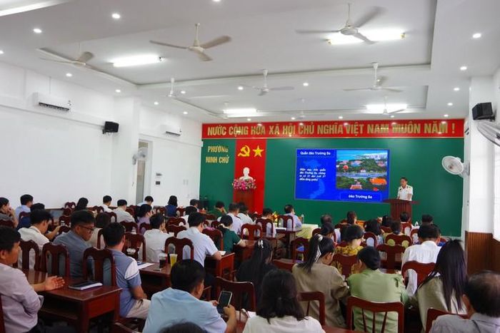 Cán bộ Lữ đoàn 146 tuyên truyền biển đảo tại phường Ninh Chử. Ảnh: Thành Vũ.