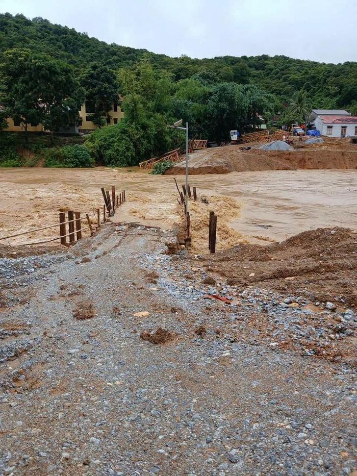 Cầu tạm qua khe Hội Nguyên, thuộc bản Yên Thắng, bị nước lũ cuốn trôi hoàn toàn. ẢNH: Y.H