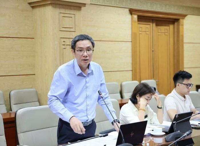 Lãnh đạo Vụ BHYT và Cục Quản lý Y, Dược cổ truyền phát biểu tại cuộc họp.   Ảnh: Trần Minh