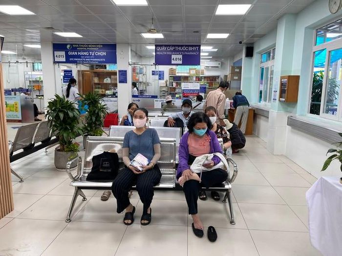 Người bệnh đang chờ khám BHYT tại Bệnh viện Y học cổ truyền TPHCM - Ảnh: Thùy Dương