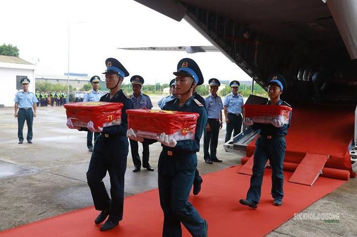 Cán bộ, chiến sĩ cẩn trọng vận chuyển các mẫu hài cốt liệt sĩ. Ảnh: Tuấn Đạt