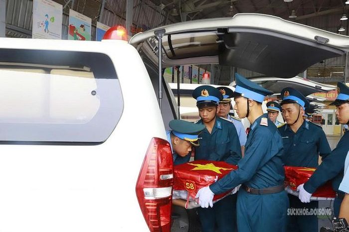 Công tác vận chuyển, bàn giao mẫu hài cốt liệt sĩ phục vụ giám định ADN. Ảnh: Tuấn Đạt