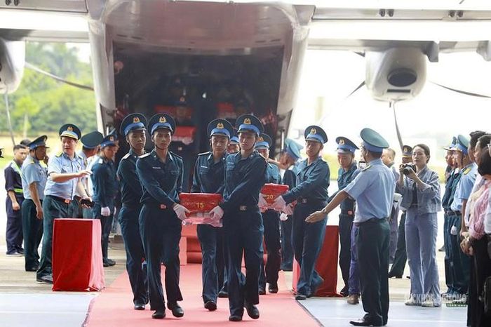 Cán bộ, chiến sĩ cẩn trọng vận chuyển các mẫu hài cốt liệt sĩ. Ảnh: Tuấn Đạt
