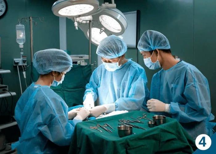 Các bác sĩ tại TPHCM đang cắt mí mắt cho bệnh nhân - Ảnh: Bệnh viện cung cấp