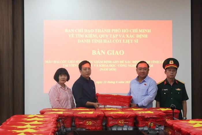 Ông Nguyễn Trung Nam, Phó Viện trưởng Viện Sinh học, đại diện đơn vị tiếp nhận mẫu sinh phẩm hài cốt liệt sĩ tại Trung tâm Giám định ADN. Ảnh: V.N