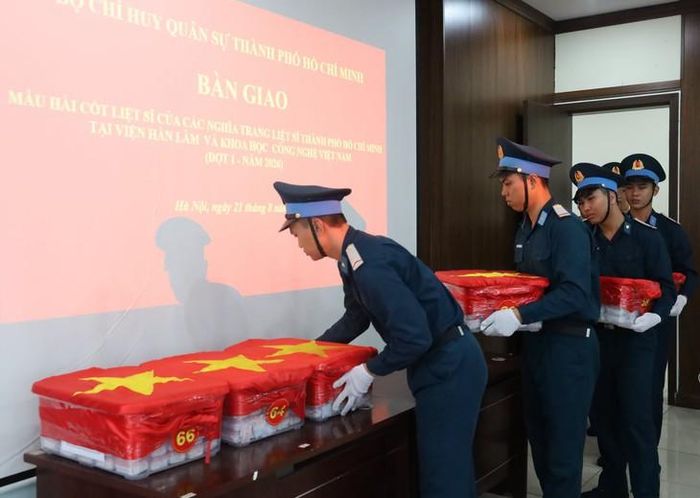 Đại diện các đơn vị tham gia công tác bàn giao, tiếp nhận mẫu hài cốt liệt sĩ phục vụ giám định ADN xác định danh tính liệt sĩ tại Trung tâm giám định ADN, Viện Sinh học. Ảnh: V.N
