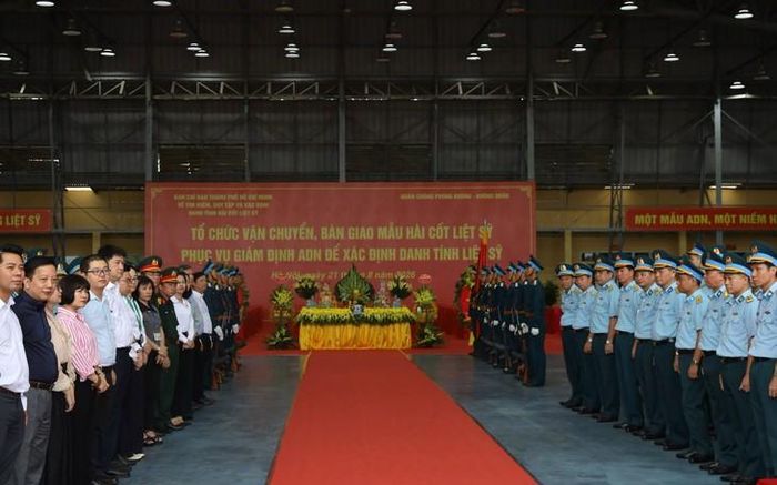 GS.TS. Chu Hoàng Hà, Phó Chủ tịch Viện Hàn lâm Khoa học và Công nghệ Việt Nam cùng các đại biểu tại lễ đón ở sân bay quân sự Gia Lâm. Ảnh: V.N