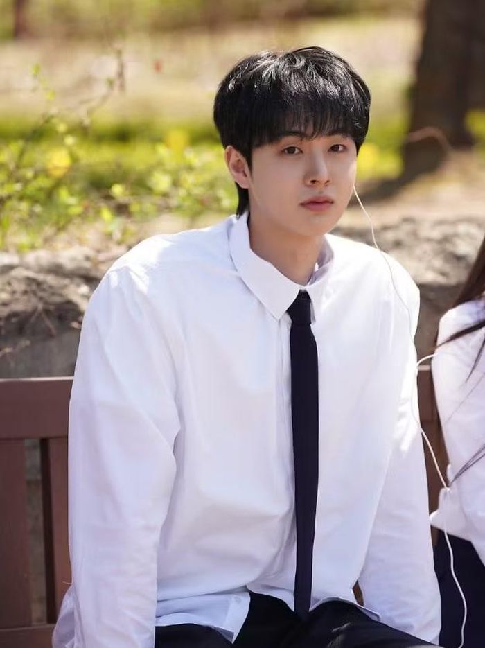 Kim Hyun Jin chạm mốc 30 nhưng vẫn "ăn trọn" tạo hình nam sinh nhờ vẻ ngoài trẻ hơn tuổi.