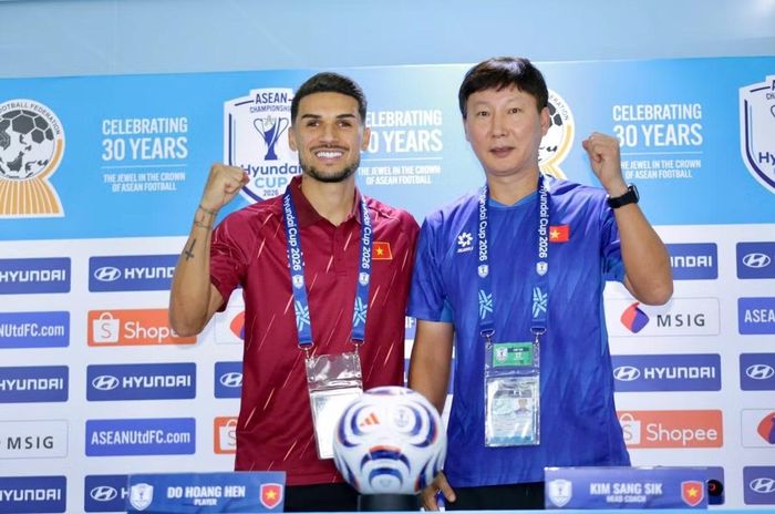 Tiền vệ Đỗ Hoàng Hên và HLV Kim Sang Sik của ĐT Việt Nam. Ảnh: VFF.
