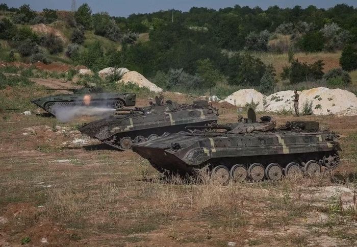 Phiên bản BMP-1 "không người lái" có thể đóng vai trò phương tiện hỗ trợ hậu cần trên chiến trường, sơ tán người bị thương hoặc mang theo thiết bị tác chiến điện tử hạng nặng.