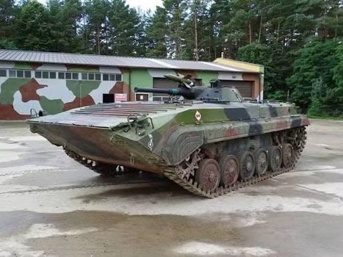 Mặt khác, BMP-1 vẫn lỗi thời và có kích thước lớn so với các hệ thống robot mặt đất hiện đại. Điều này nghĩa là nó sẽ có nguy cơ cao bị phá hủy trên chiến trường bởi máy bay không người lái FPV.