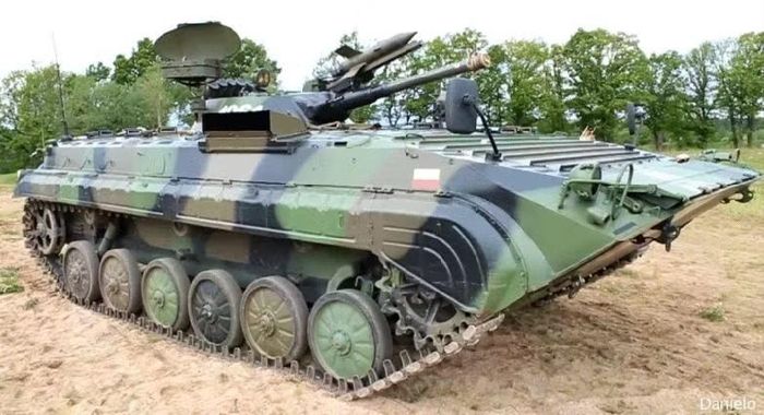 Sau khi biết được ý định của Warsaw, trang Defense Express của Ukraine cho biết Warsaw không phải đối tượng đầu tiên xem xét việc hoán cải các phương tiện bọc thép lỗi thời thành nền tảng điều khiển từ xa.
