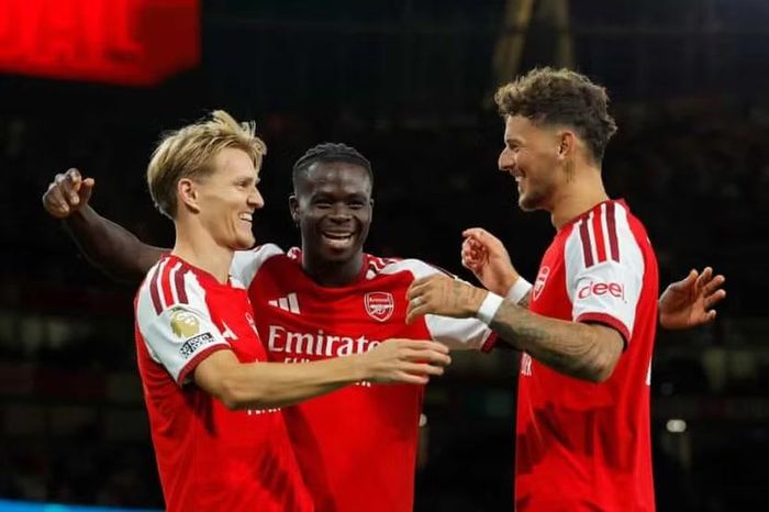 Arsenal phô diễn sức mạnh trận mở màn Ngoại hạng Anh 2026/27 (Ảnh: The Guardian)