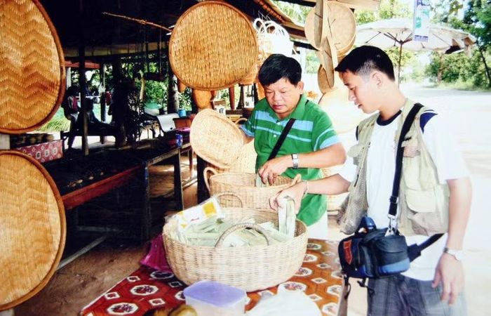 Nhà báo Lưu Tường Lâm trong những lần tác nghiệp tại nước ngoài