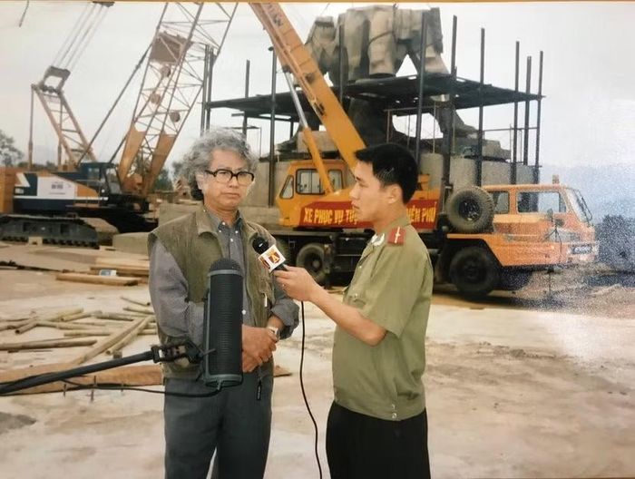 Nhà báo Lưu Tường Lâm phỏng vấn hoạ sĩ Lê Hiệp bên Tượng đài Chiến thắng Điện Biên Phủ