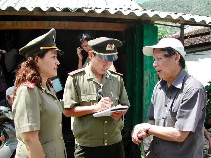 Nhà báo Lưu Tường Lâm (ở giữa) cùng nhà báo Trần Thị Hoàng Trâm, Trưởng ban Phóng viên, Báo An ninh Thủ đô phỏng vấn Bộ trưởng Bộ Nông nghiệp và Phát triển Nông thôn Lê Huy Ngọ tại vùng lũ quét kinh hoàng ở xã Du Già, Du Tiến (huyện Yên Minh, Hà Giang), năm 2004