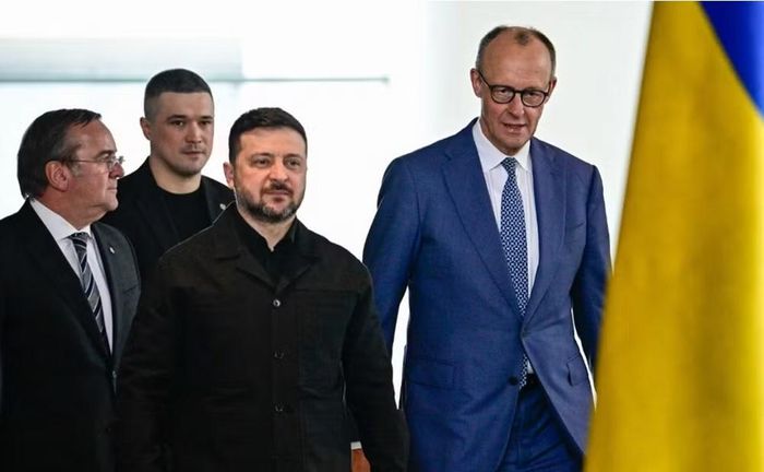 Ukraine hiện áp dụng thiết quân luật và không cho phép tổ chức bầu cử trong thời gian này. Bỏ phiếu giữa chiến sự cũng đặt ra nhiều vấn đề liên quan đến quân nhân, người Ukraine ở nước ngoài, người sơ tán và các khu vực gần tiền tuyến.