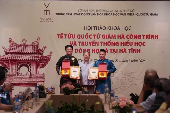 Ban tổ chức tặng quà tri ân các cá nhân có nhiều đóng góp cho sự phát triển của dòng họ Hà tại Hà Tĩnh