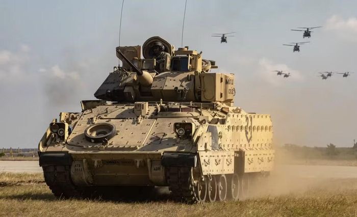 Thiết giáp M2 Bradley nguyên bản nặng 25 tấn, đạt tốc độ tối đa 64 km/h và có tầm hoạt động 480 km.
