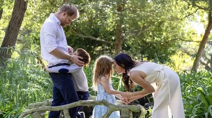 Nhóm nguyên đơn cáo buộc ANL đã gắn thiết bị trên xe và nhà riêng để nghe lén các cuộc gọi, đồng thời truy cập trái phép tài khoản ngân hàng và hồ sơ y tế của họ. ANL bác bỏ toàn bộ cáo buộc.
