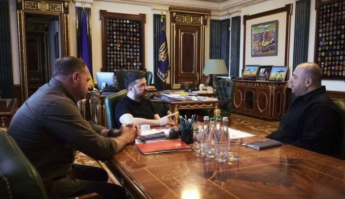 Chuyến đi diễn ra sau khi ông Fedorov bị Tổng thống Volodymyr Zelensky cách chức vào giữa tháng 7. Ông Zelensky không giải thích cụ thể quyết định này, chỉ đề cập những mâu thuẫn được cho là giữa ông Fedorov và Tư lệnh Quân đội khi đó Oleksandr Syrskyi.