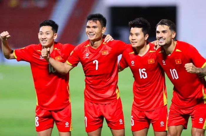 Hai Long (bìa trái) cùng đồng đội ăn mừng bàn mở tỉ số (Ảnh: V.A/Vietnamnet.vn)