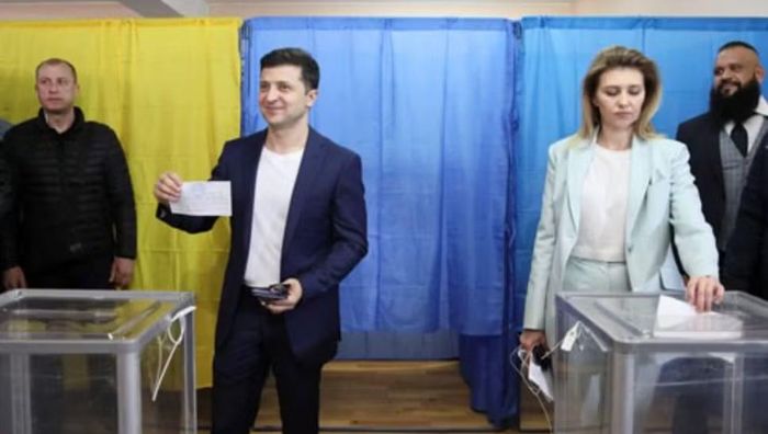 Do đó, Ukraine sẽ phải dỡ bỏ thiết quân luật hoặc sửa đổi luật để có thể tổ chức bầu cử tổng thống.