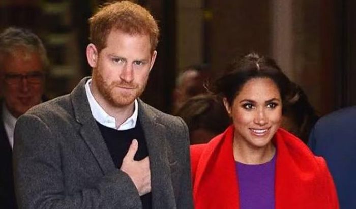 Harry và Meghan chuyển tới Bắc Mỹ năm 2020 sau khi tuyên bố rút khỏi các nhiệm vụ hoàng gia. Mối quan hệ giữa họ với Hoàng gia Anh sau đó tiếp tục căng thẳng khi cả 2 công khai nhiều thông tin về đời sống gia đình, trong đó có cuộc phỏng vấn với Oprah Winfrey và cuốn hồi ký Spare xuất bản năm 2023.