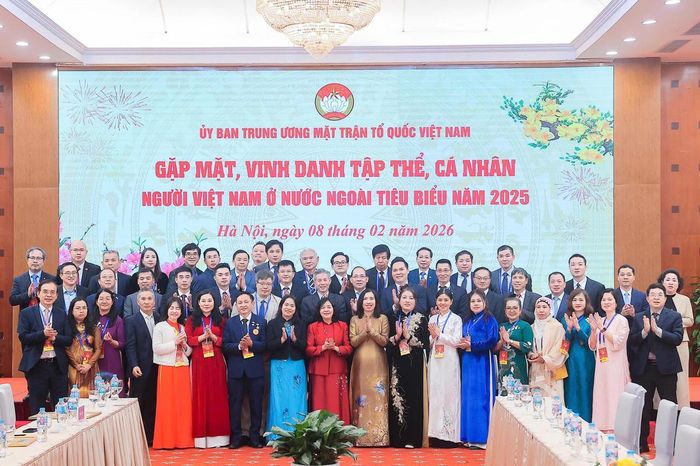 Ủy viên Bộ Chính trị, Bí thư Trung ương Đảng, Chủ tịch UBTƯ MTTQ Việt Nam Bùi Thị Minh Hoài chụp ảnh lưu niệm cùng các đại biểu tham dự cuộc gặp mặt, vinh danh tập thể, cá nhân người Việt Nam ở nước ngoài tiêu biểu năm 2025. Ảnh Hoài Nam