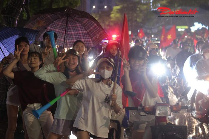 Cùng xuống phố ăn mừng, chị Trần Thu Hà cho biết chiến thắng của đội tuyển Việt Nam khiến chị và nhiều người hâm mộ không thể ngồi yên ở nhà. 