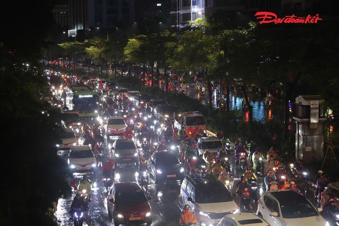 Trên đường phố, các đoàn xe nối dài, nhiều người giơ cao quốc kỳ, chia sẻ niềm vui sau chiến thắng trước đối thủ nhiều duyên nợ. Dù quần áo ướt sũng, không khí cổ vũ vẫn không hề giảm nhiệt.