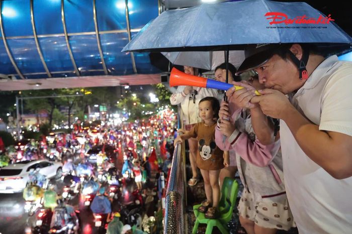 Có mặt trong dòng người xuống phố, anh Nguyễn Minh Tuấn, một cổ động viên tại Hà Nội cho biết, anh và nhóm bạn đã theo dõi trận đấu từ đầu đến cuối. Ngay sau khi đội tuyển Việt Nam giành chiến thắng, cả nhóm quyết định xuống đường ăn mừng dù trời đang mưa lớn.
