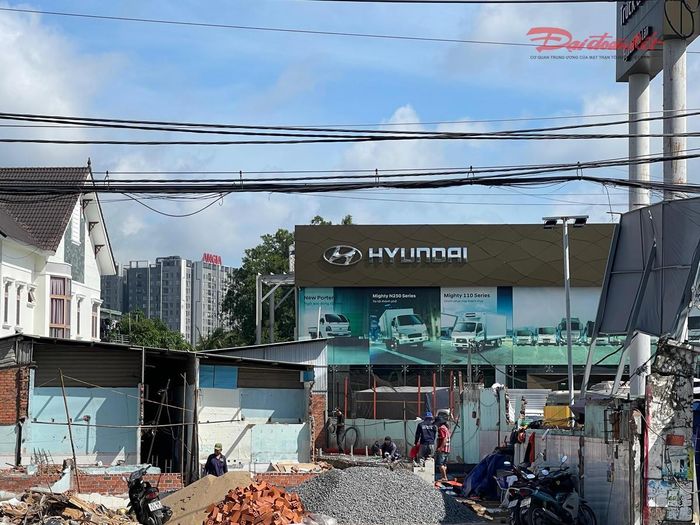 Ghi nhận dọc tuyến đường dự án cho thấy việc di dời khá khẩn trương. Hầu hết các hộ dân đều chỉ ảnh hưởng một phần đất nên vừa tháo dỡ, vừa xây mới. Ảnh: Đ.Xá.