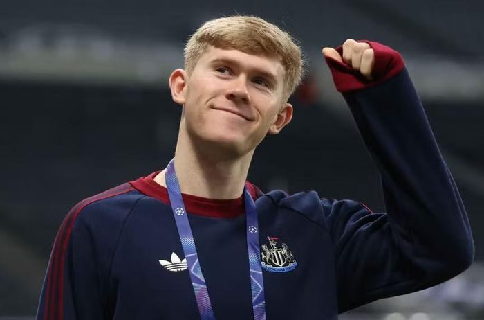 Lewis Hall để ngỏ khả năng chuyển tới Manchester United.