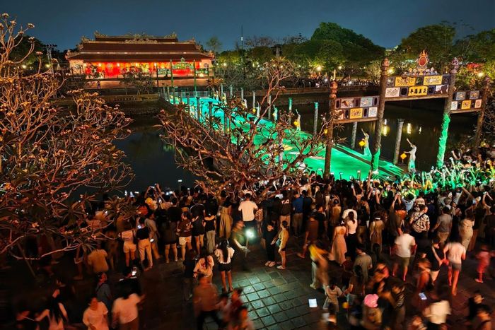 Biển người đổ về Đại nội Huế trong chương trình "Hoàng cung huyền ảo" tối 25/4. Ảnh: Kelvin Long, Quốc Anh.