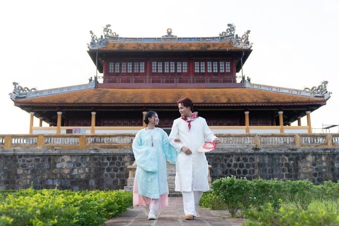  Du khách check-in bên trong Đại nội Huế, tháng 6/2025. Ảnh: Linh Huỳnh. 