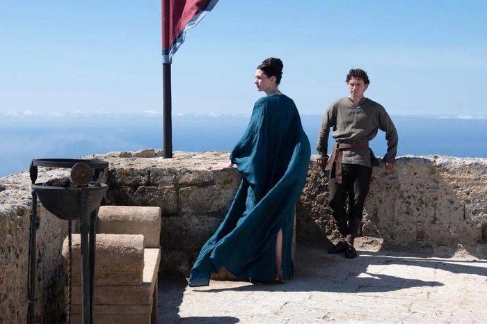  Anne Hathaway (trái) trong vai Penelope và Tom Holland trong vai Telemachus, trong một cảnh phim The Odyssey. Ảnh: Universal Pictures. 