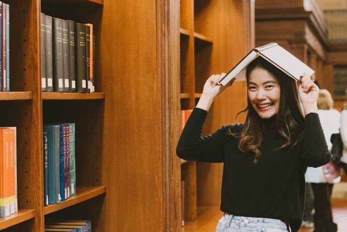 Đọc sách thường xuyên có thể mang lại nhiều lợi ích cho sức khỏe thể chất và tinh thần. Ảnh: Pexels.