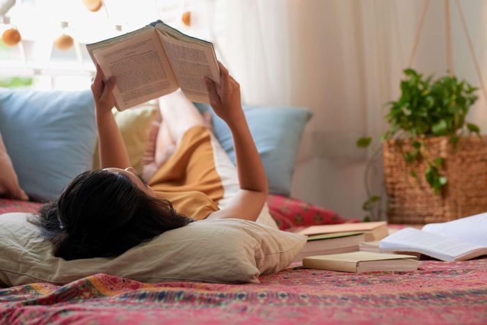 Đọc sách là cách lành mạnh giúp bạn tạm rời xa những áp lực và căng thẳng trong cuộc sống hàng ngày. Ảnh: Magnific.