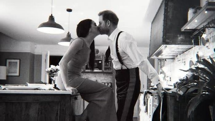 Meghan Markle ghi hình cho series thực tế "With Love, Meghan" của Netflix ra mắt năm 2025. Trong chương trình kéo dài hai mùa này, cô chia sẻ các bí quyết tiếp khách tại gia và công thức nấu ăn. Ảnh: WSJ.