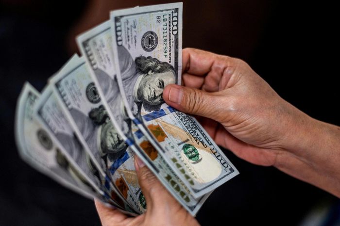 Đà vọt tăng của Bitcoin và vàng diễn ra song hành với sự suy yếu của đồng USD. Ảnh: Reuters.