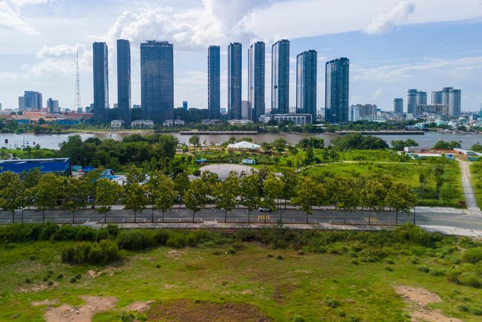 Lô đất này có vị trí khá đắc địa với vị trí 4 mặt tiền đường Nguyễn Thiện Thành - N11- Trần Bạch Đằng và nằm sát Công viên bờ sông Sài Gòn.